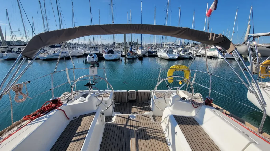 Cockpit extérieur d'un voilier en location en Bretagne nord.
