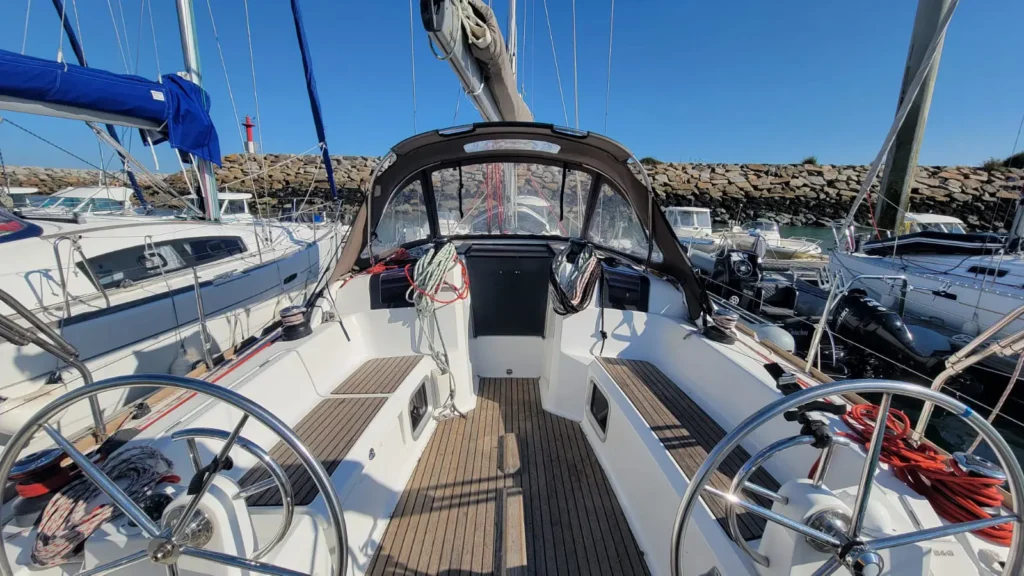 Poste de pilotage d'un voilier de location 3 cabines de taille 37 pieds.