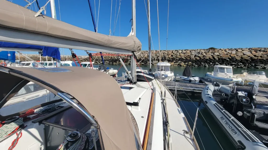 Vue sur le pont avant d'un voilier de location de type Sun Odyssey 379 DL - version échouable.