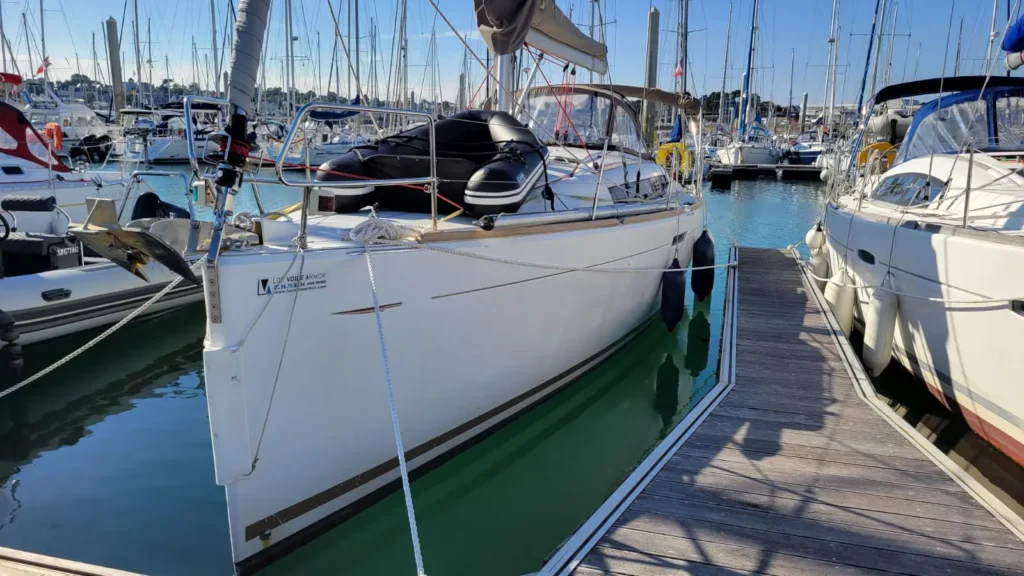 Vue générale par babord avec un tangon pour monter le spi symétrique du Sun Odyssey 379 en location chez Loc Voile Armor.