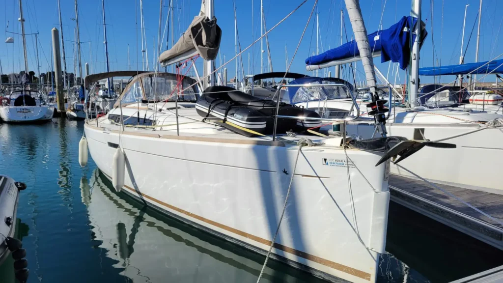 Voilier Sun Odyssey 379 amarré au ponton du port en eau profonde de Saint-Quay-Portrieux. Disponible à la location pour explorer le Bretagne nord en croisière à voile.