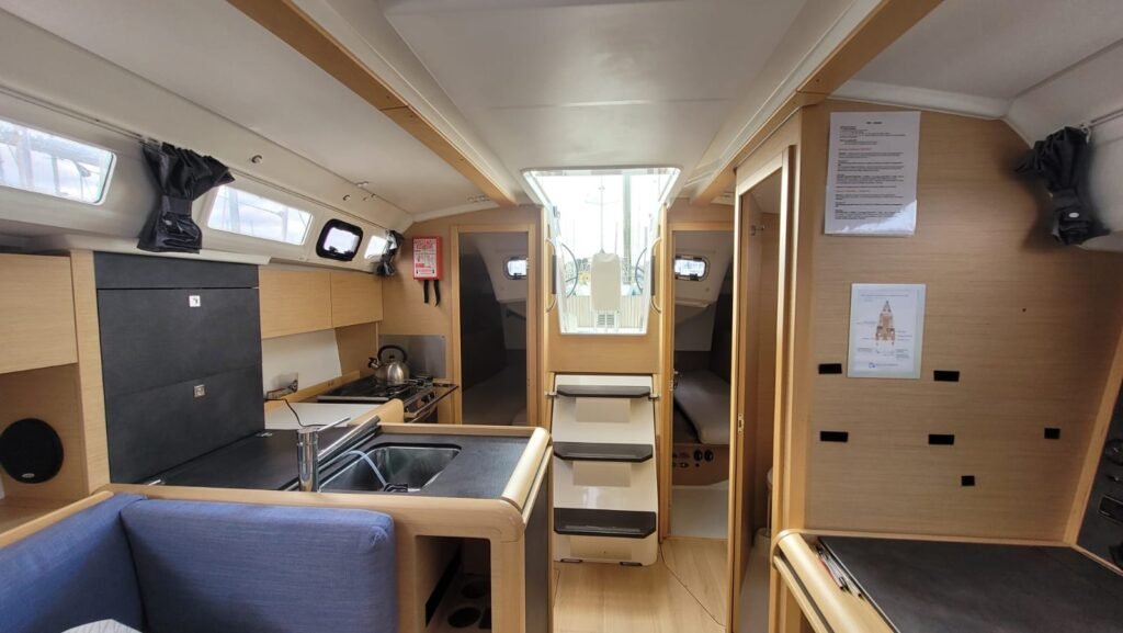 Sun-odyssey-349-3-cabines-location-carré-interieur2