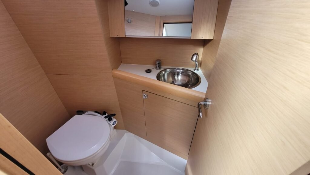 Sun-odyssey-349-3-cabines-location-toilettes