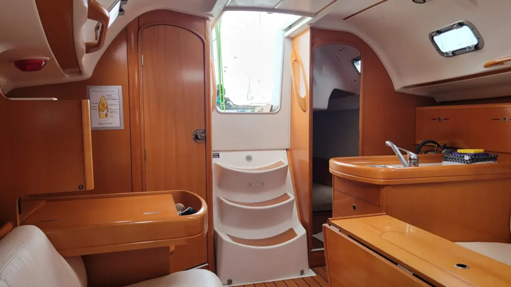 Descente et accès au cockpit du voilier First 31.7, location sans skipper en Bretagne Nord