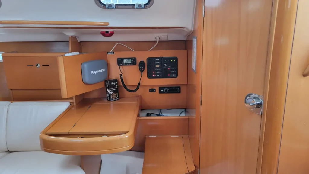 Table à cartes avec VHF fixe et tableau électrique d'un voilier First 31.7 en location