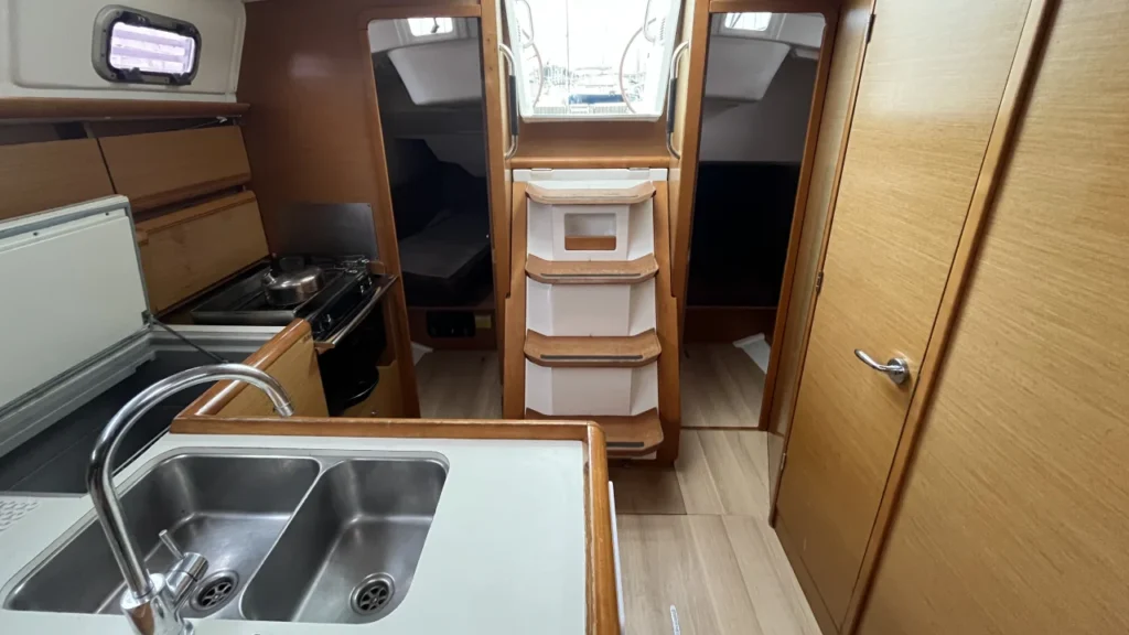 Sun Odyssey 379 Quillard performance vue cuisine, descente et deux cabines arrières doubles