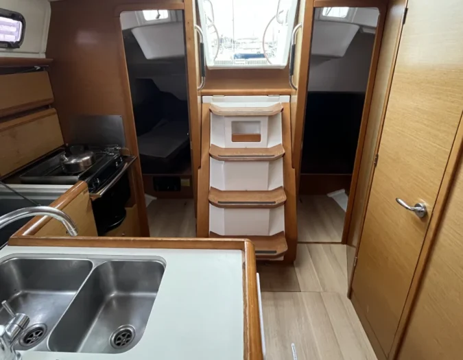 Sun Odyssey 379 Quillard performance vue cuisine, descente et deux cabines arrières doubles