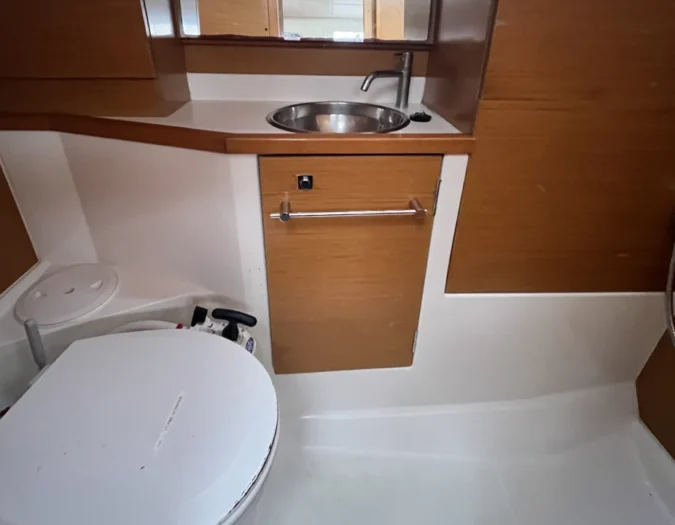 Sun Odyssey 379 Quillard performance sanitaire avec WC marin plus cabine de douche