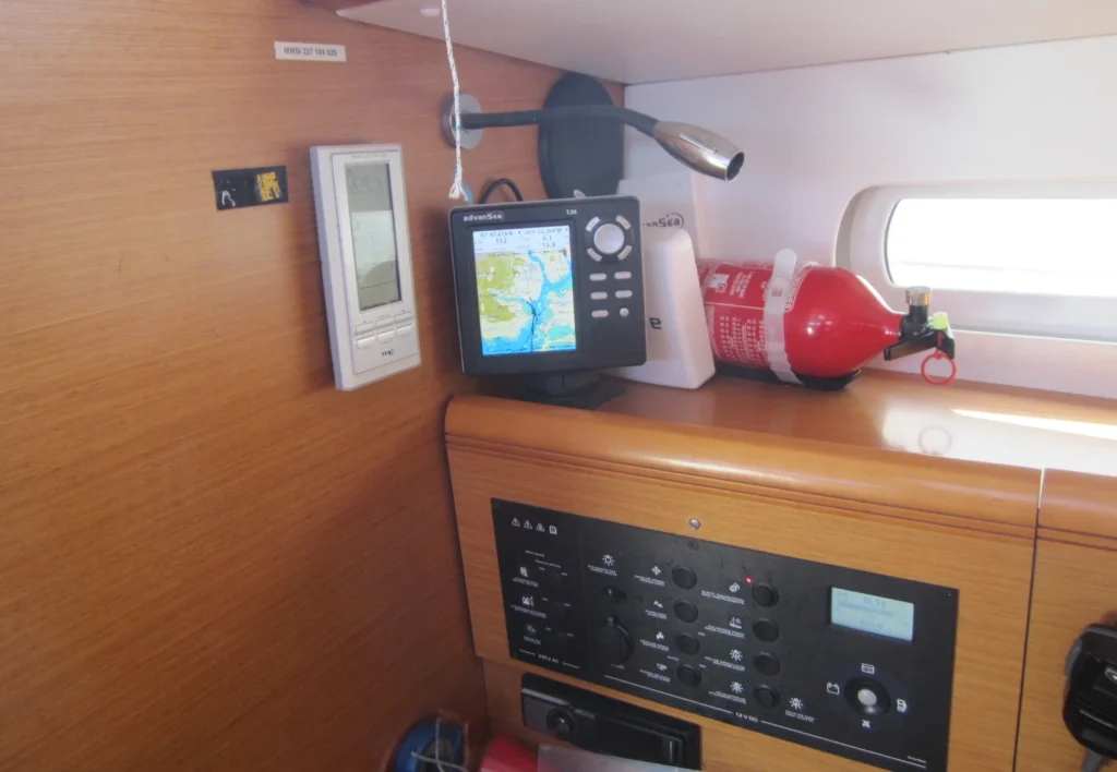 intérieur d'un voilier. table à carte avec un GPS marin en hauteur.