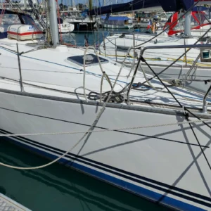 Voilier de 32 pied, coque blanche amarré dans le port de Saint-Quay-Portrieux en Bretagne nord.