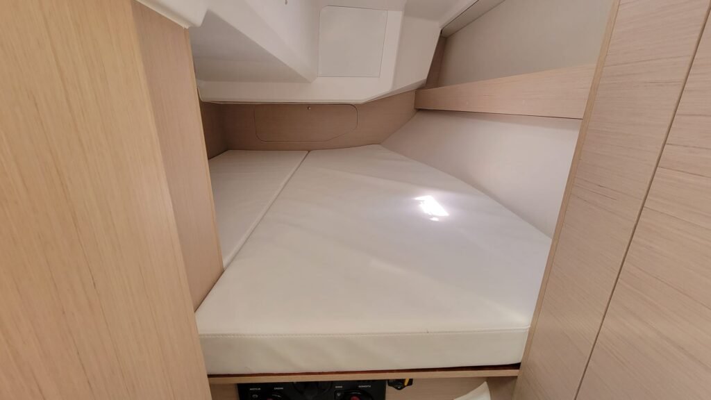Location bateau quille relevable Bretagne nord – cabine arrière Oceanis 30.1 pour 2 personnes