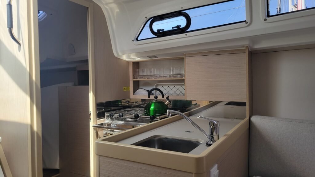 Location bateau quille relevable Bretagne nord – cuisine équipée Oceanis 30.1