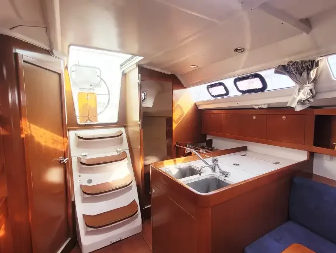Kitchen of the Oceanis 31DL, a perfect sailboat for beaching.