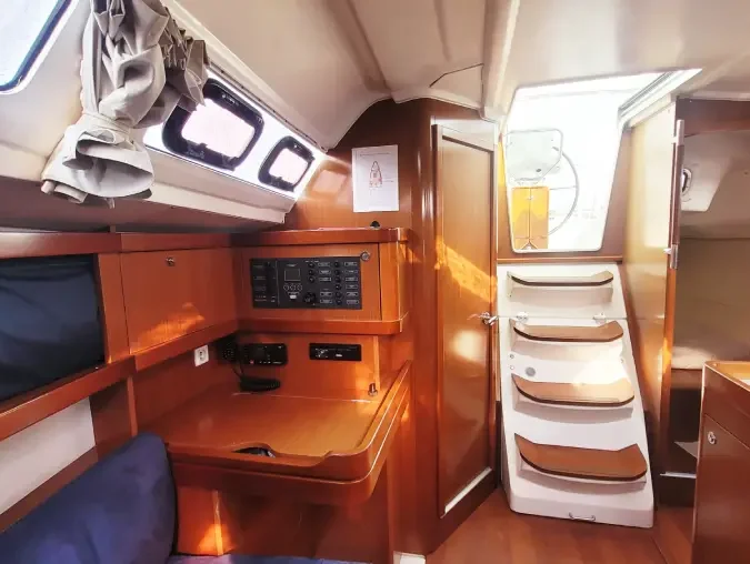 View the interior of the grounding sailboat : Océanis 31 DL