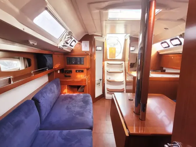 Inside the Oceanis 31 DL: Saloon, chart table, galley, companionway.