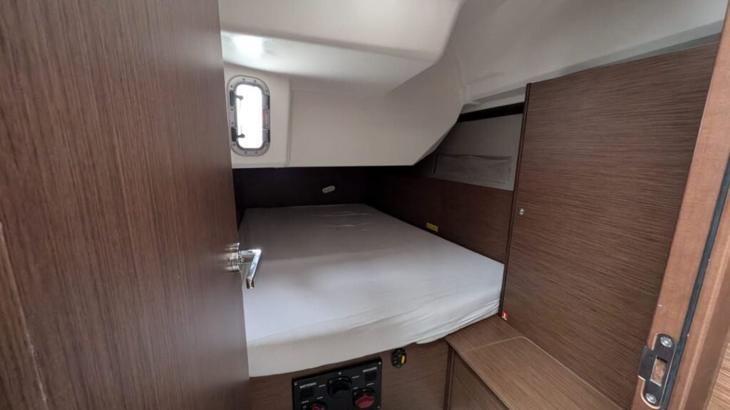Cabine arrière 2 personne bâbord avec un bel espace de rangement.