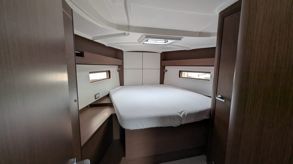 Cabine propriétaire de l'Océanis 40.1 en location au départ de Saint-Quay-Portrieux.
