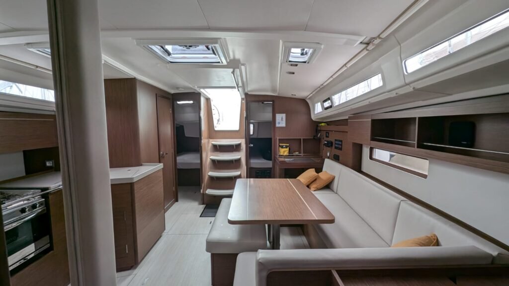 Espace de vie 8 personnes, vue depuis la cabine propriétaire. Un espace idéal pour une croisière à 6 ou à 8 personnes en Bretagne Nord.
