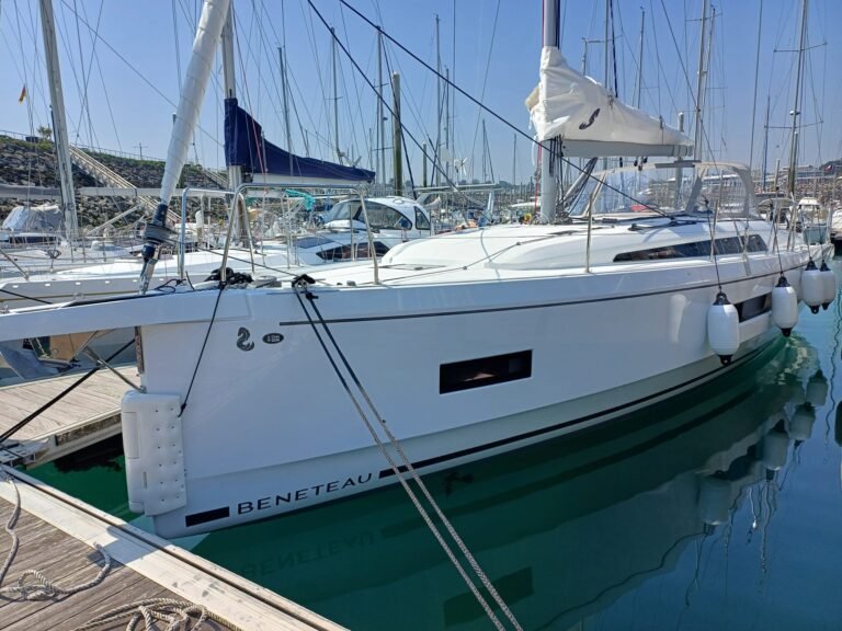Voilier Océanis 40.1 amarré à quai.
