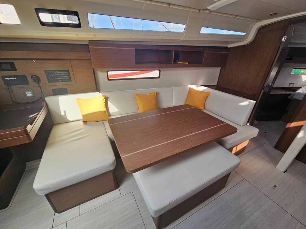 Espace de vie dans un voilier de location de type Oceanis 40.1 en location au départ du Port de Saint-Quay-Portrieux.