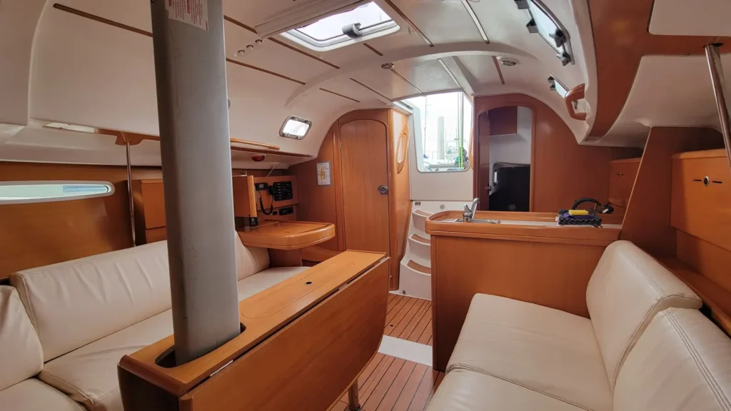 Carré et descente d'un voilier rapide en location en Bretagne Nord, le Beneteau First 31.7