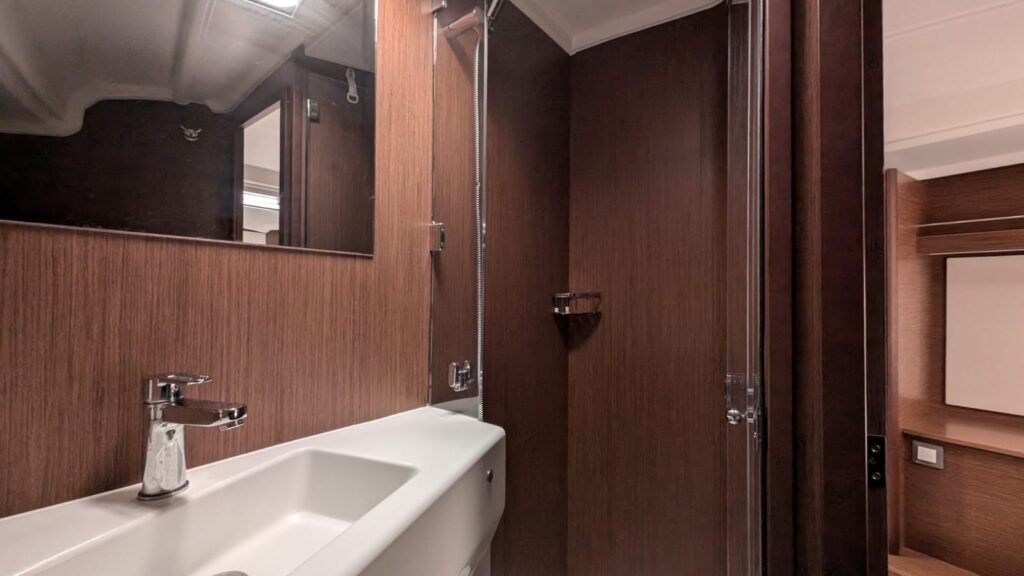 Salle de bain propriétaire à l'avant du voilier. parfait pour une croisière avec un équipage nombreux.