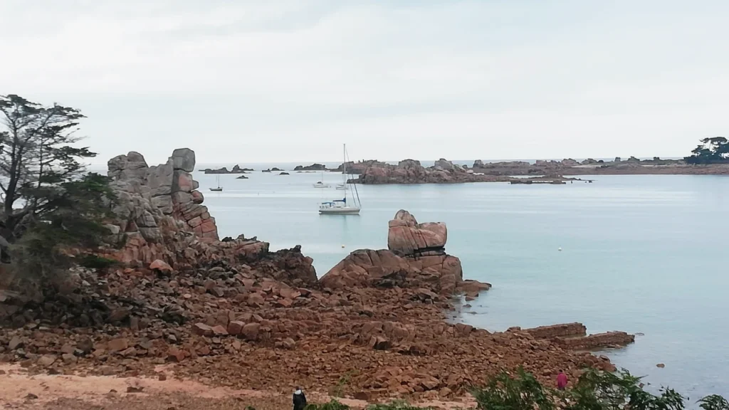 Un voilier à l'ancre dans une baie bretonne à Port Blanc en face les 7 îles.