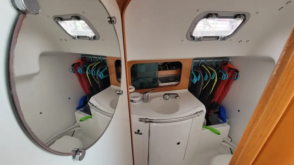 Salle d'eau du First 31.7 avec lavabo, WC marin et penderie à cirés