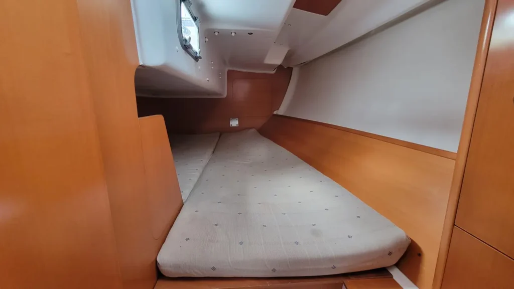 Cabine arrière double avec hublot du voilier First 31.7 en location à Saint-Quay-Portrieux