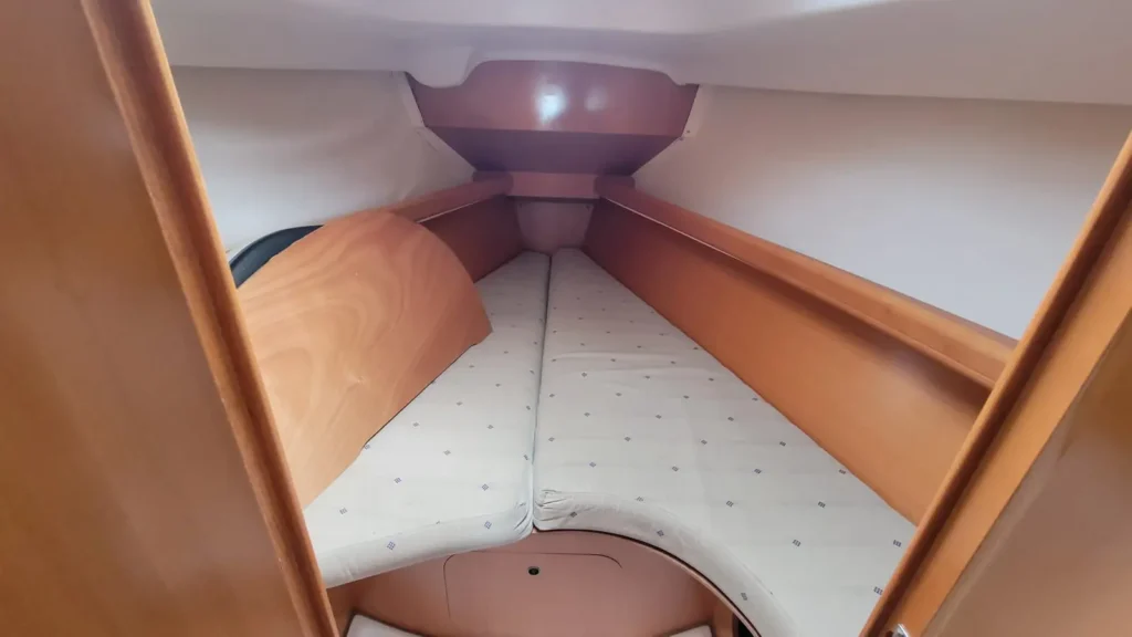 Cabine avant avec couchette double en V du voilier First 31.7, location en Bretagne