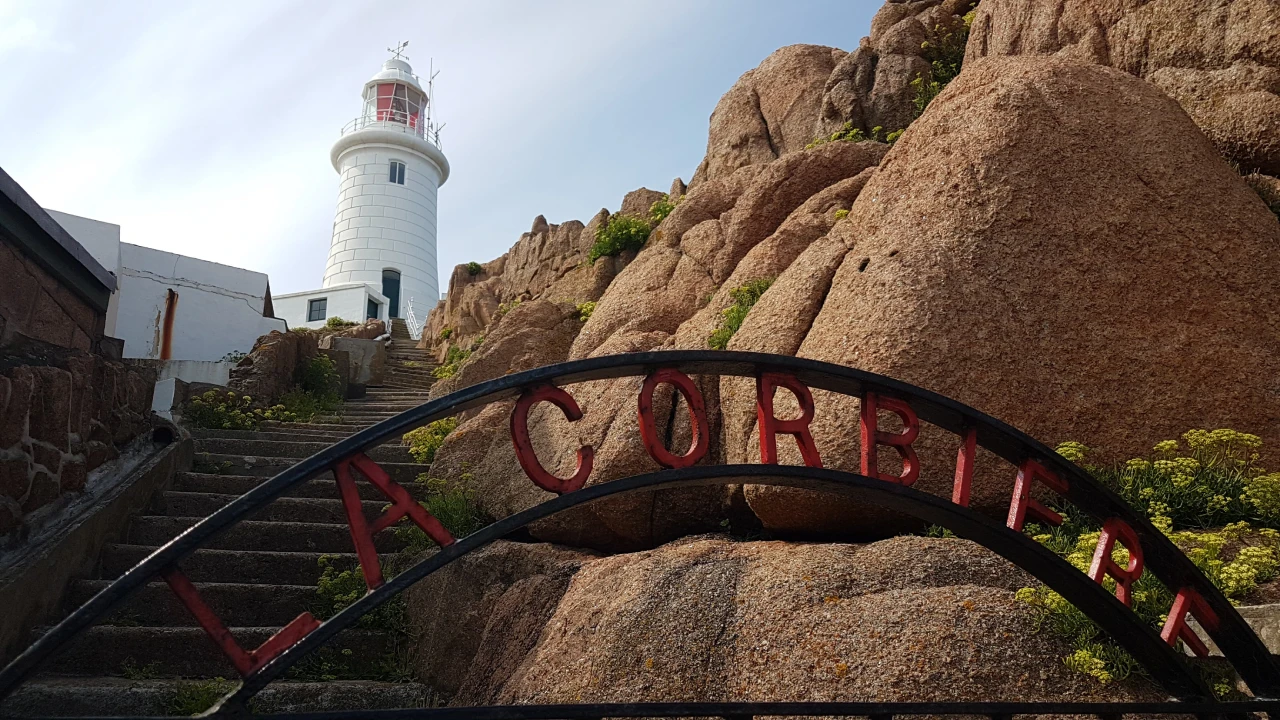 Phare blanc en hauteur sur l'île de Jersey.