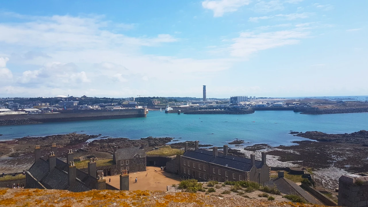 Depuis elisabeth Castle, vue sur l'entrée de la marina de Saint-Hélier.