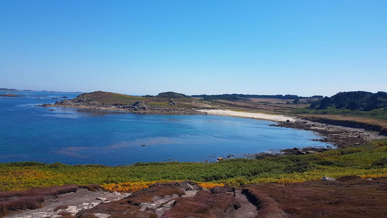 Crique entre sable et rochers au nord de l'île de Tresco.