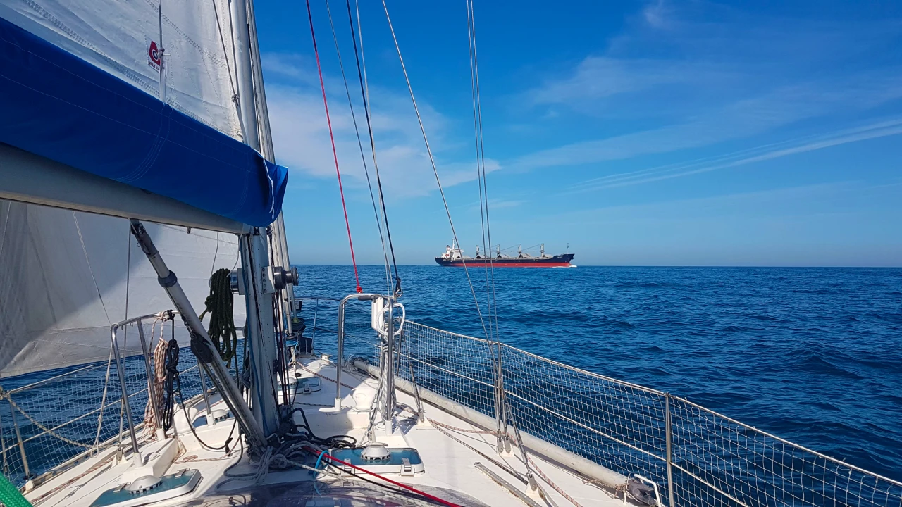 Avant d'un voilier qui s'apprête à traversée le rail de cargo de la Manche.