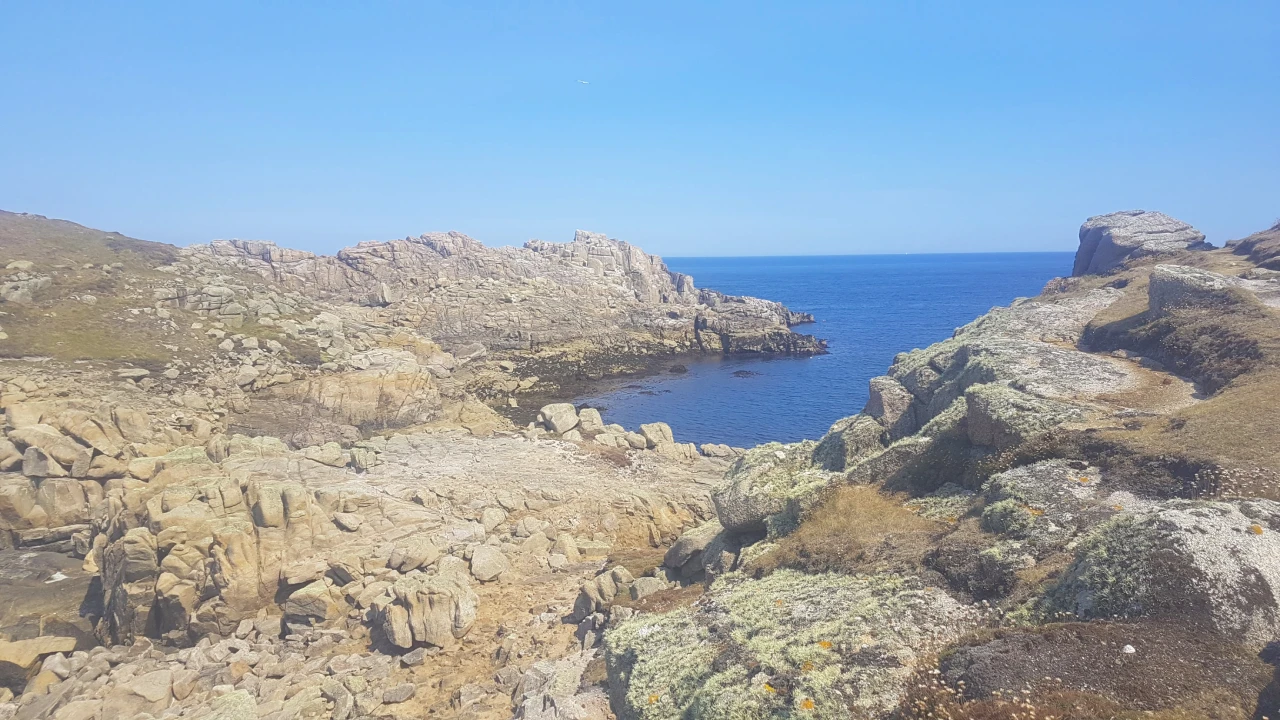 Crique de rochers sur la petite île de Saint-Agnès aux îles Scillys.