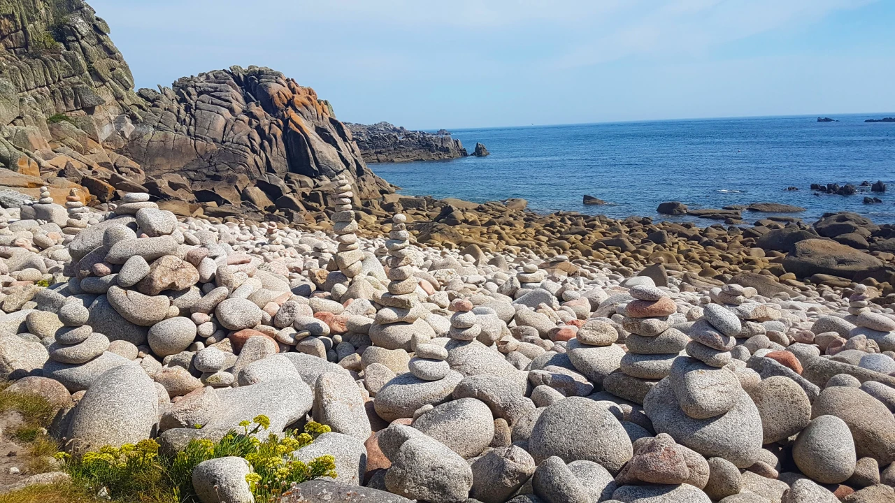 Plage de galets avec des Cairns sur l'île de Saint-Agnès aux îles Scillys.