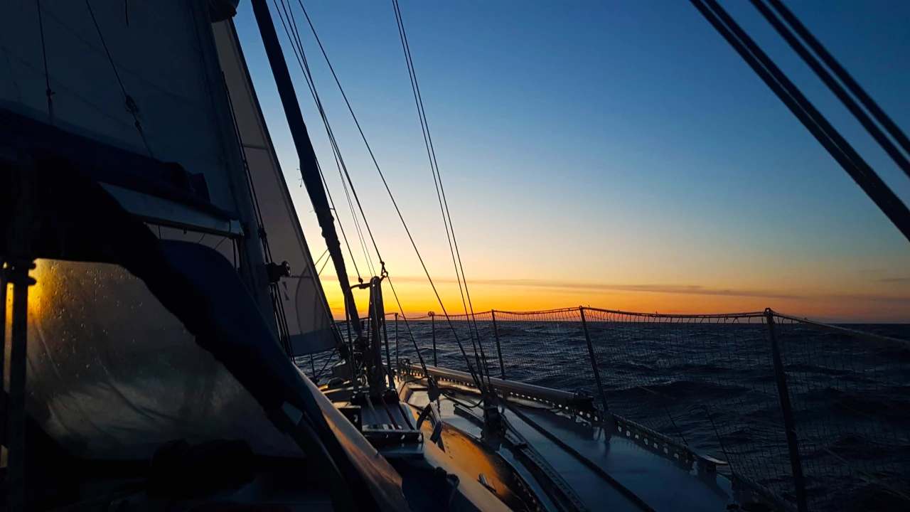 Vue sur un voilier avant en pleine mer.