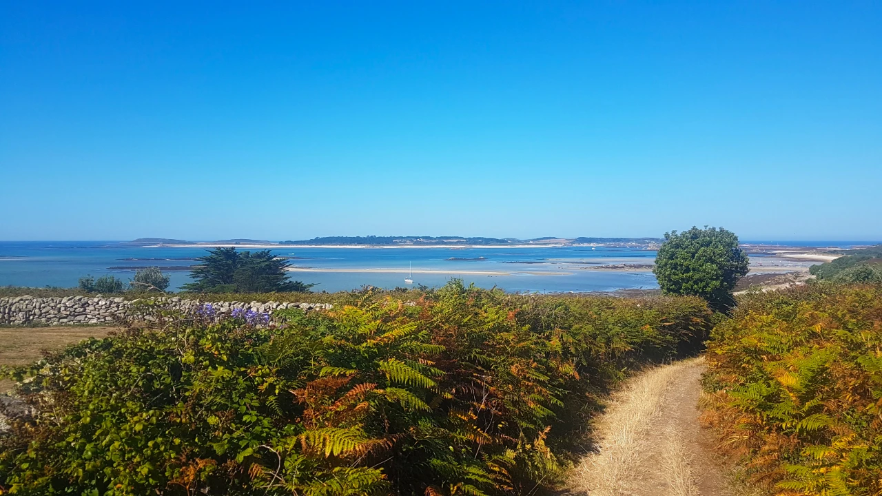 Chemin de randonnée sur l'île de Saint-Martin's avec vue sur l'ile de Tresco.