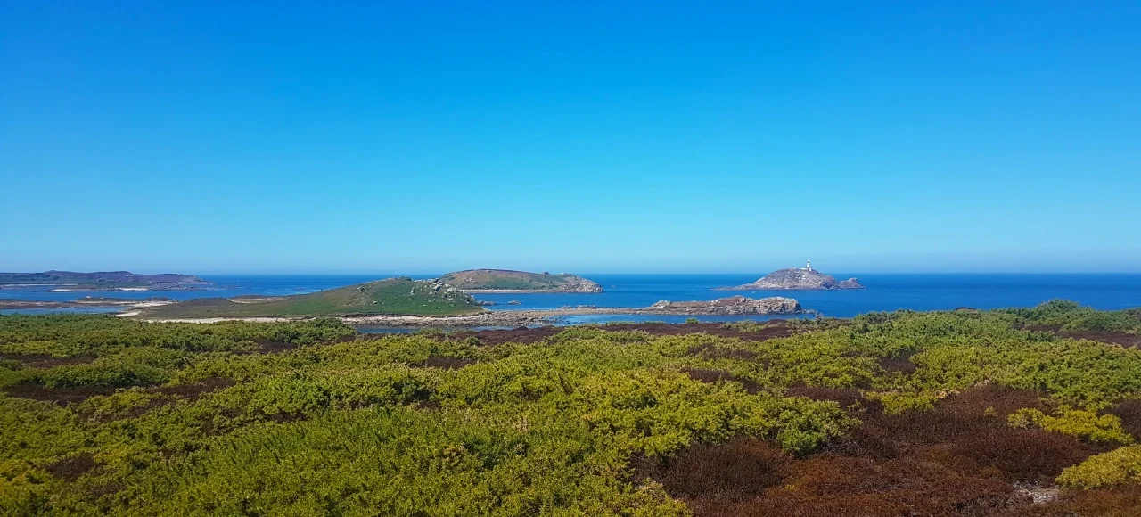 Vue de l'île Saint Martin's sur les îlots nord-ouest de l'Archipel des Scillys.