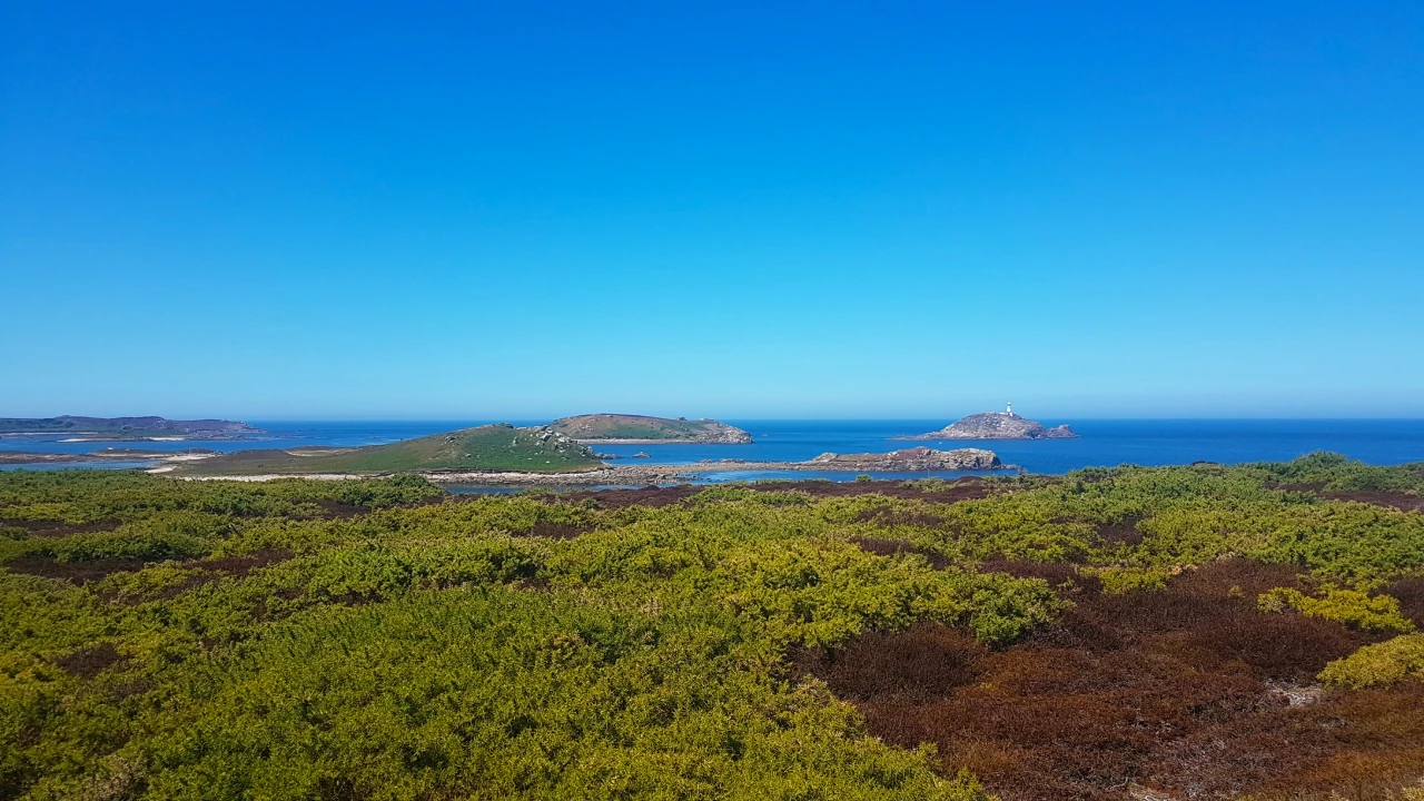 Vue de l'île Saint Martin's sur les îlots nord-ouest de l'Archipel des Scillys.