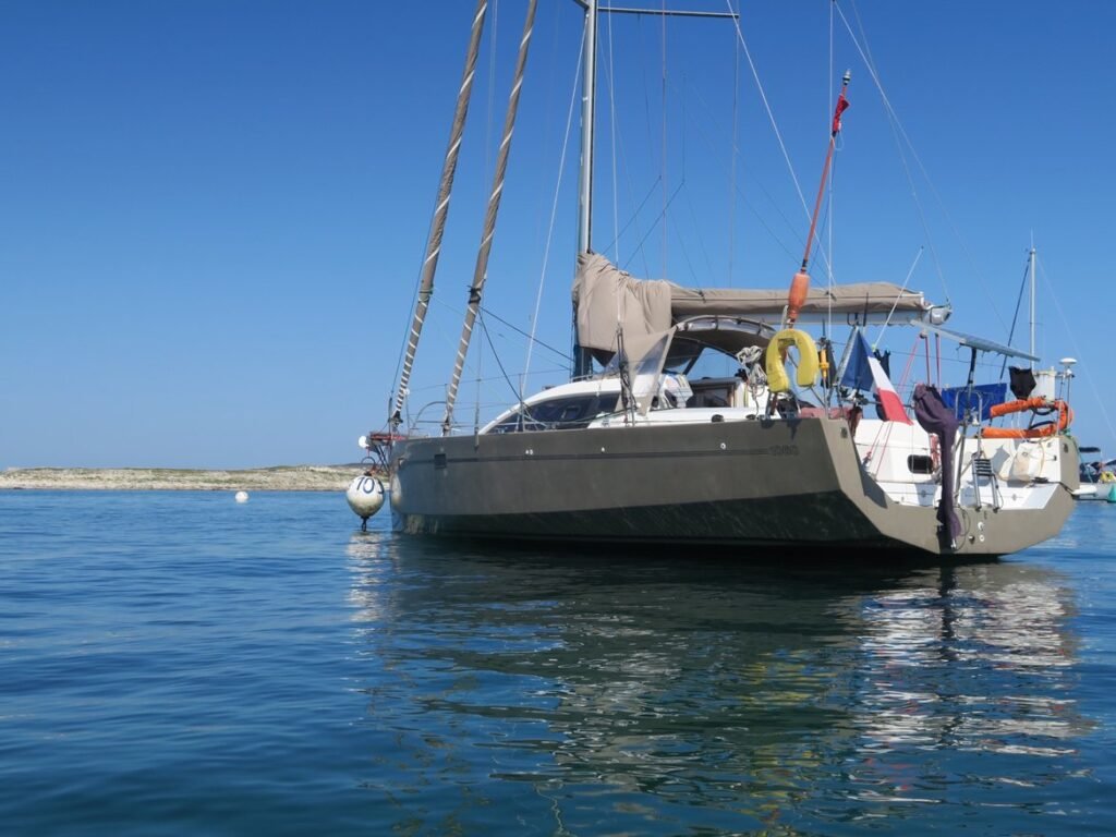 vue de l'arrière du RM 10.60 de 2011 de Loc Voile Armor.