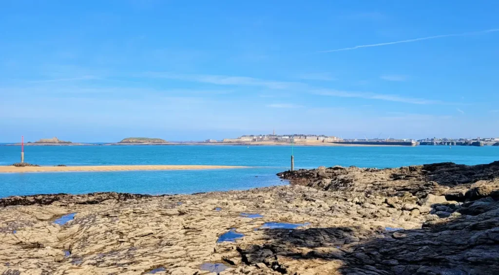 vue depuis dinard sur saint malo et sa location bateau saint malo
