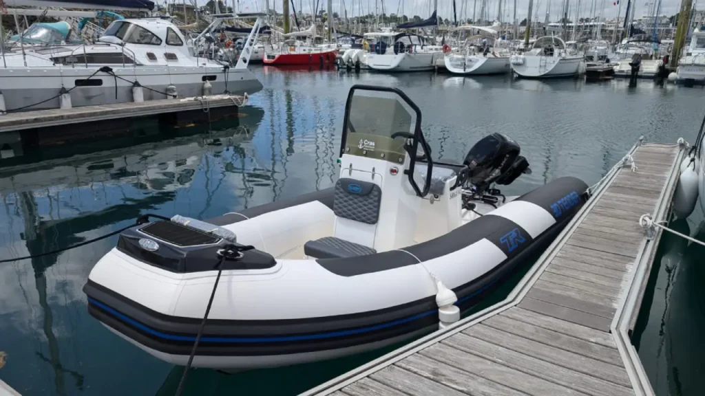 Vue générale du TR54 en location à la journée ou demi-journée chez Loc Voile Armor à Saint-Quay-Portrieux.