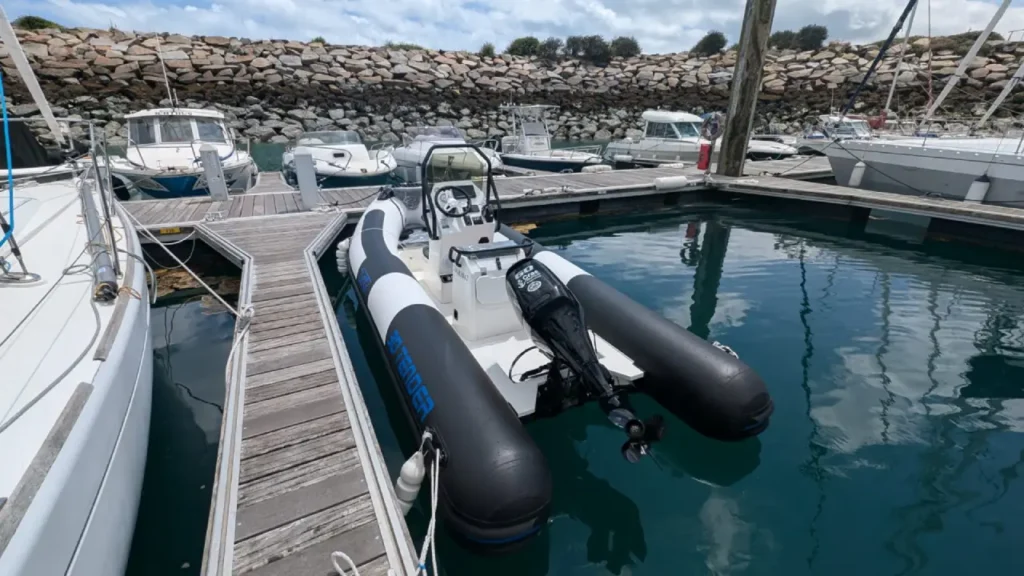 Vue arrière sur le TR 54, un semi rigide en location au port de Saint Quay Portrieux.