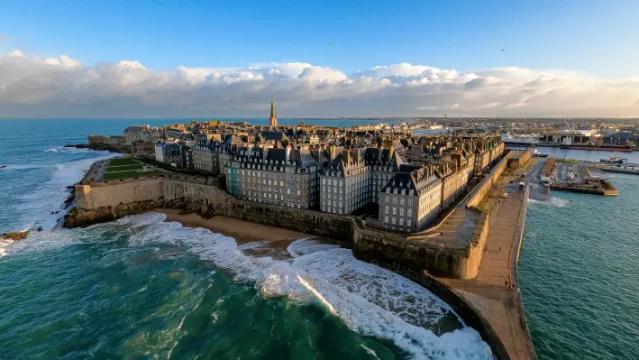 vue drone sur intra muros pour location bateau saint malo