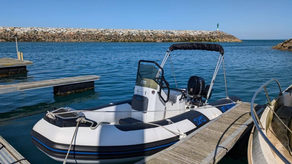 Bateau moteur équipé d'un bimini amarré au port de Saint Quay Portrieux