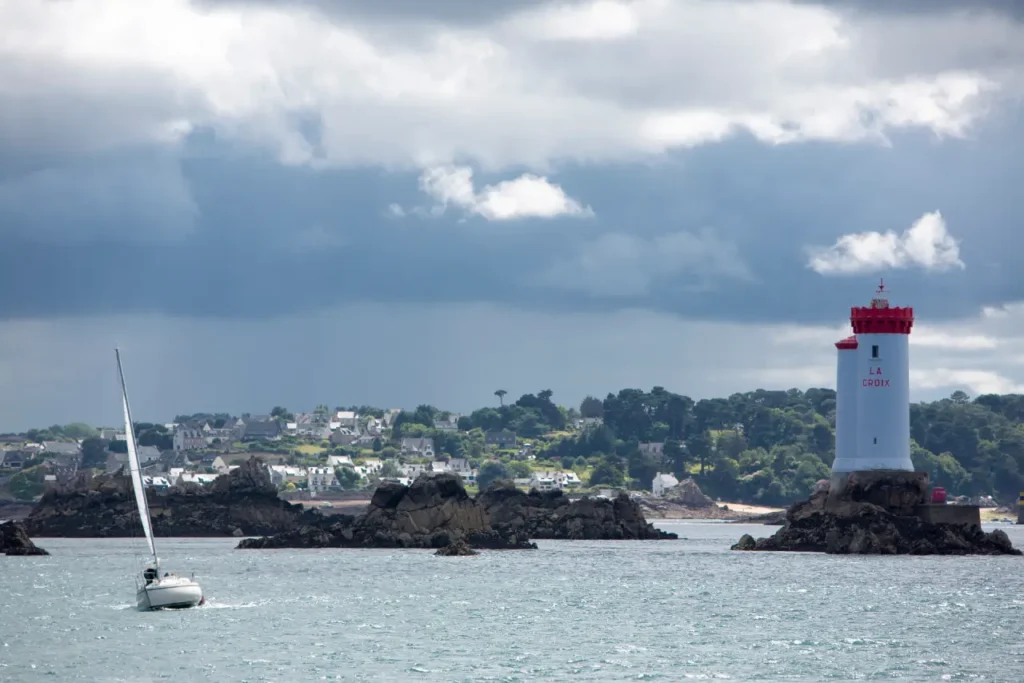 L'entrée du Trieux. Le port de Lézardrieux est une bonne escale pour naviguer en bretagne nord sereinement.