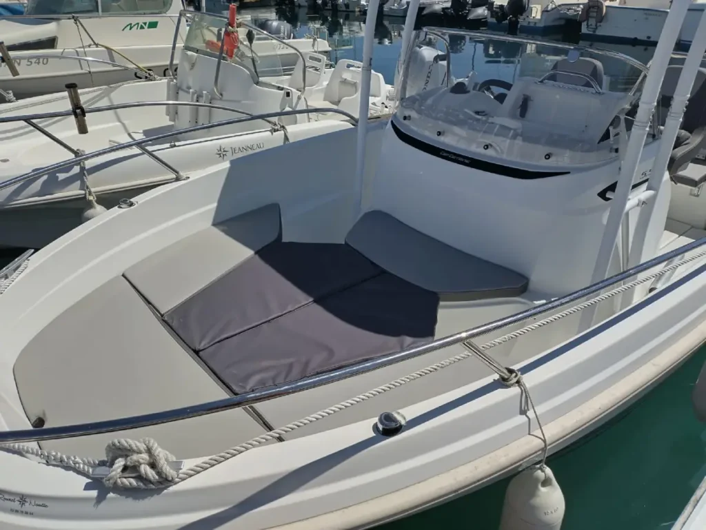 Location-bateau-cap-camarat-6-personnes-bain-de-soleil (1)