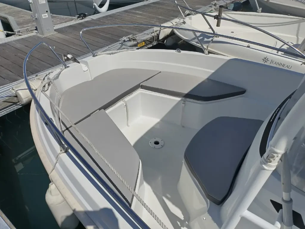 Location-bateau-saint-quay-cap-camarat-6-personnes-Avant