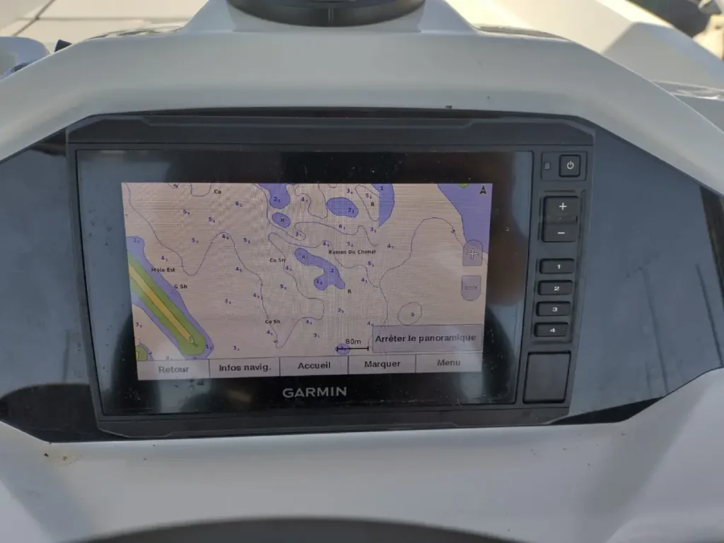 Location-bateau-saint-quay-cap-camarat-6-personnes-GPS-traceur-garmin